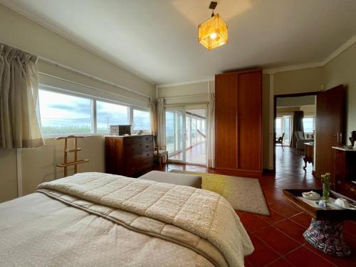 莫什泰鲁什Carpe Diem Azores的一间卧室设有一张大床和一个大窗户