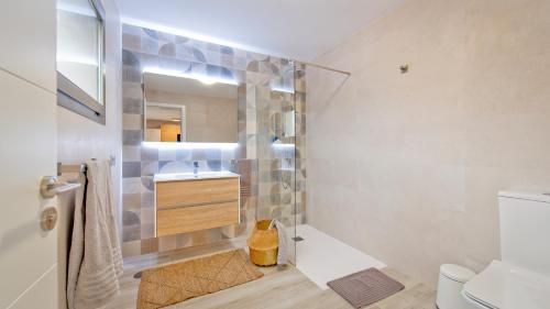 PájaraEtti - Paradise Suite El Olivo y el Mar的带淋浴、盥洗盆和卫生间的浴室