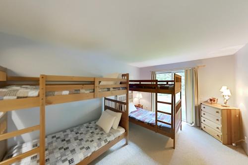 斯托Adventure Basecamp的客房设有两张双层床和一张书桌。