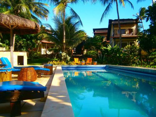 圣米格尔-杜戈斯托苏普萨达维拉巴卡娜酒店的一个带椅子的游泳池以及一座房子