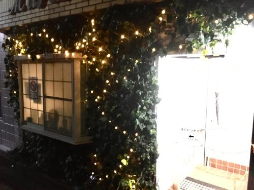 长崎Wagyu hostel nedoko的建筑物一侧的窗户