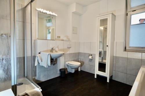 维斯马Ferienwohnung Badstaven的一间带水槽、卫生间和淋浴的浴室