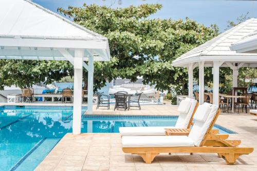 Barefoot Cay Resort内部或周边的泳池