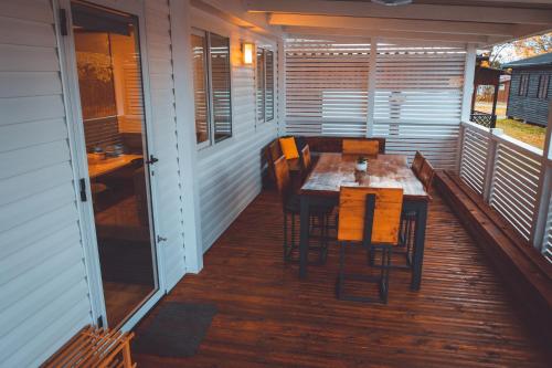 摩拉瓦托普利采Holiday cottage with 2 Thermal Riviera Tickets的甲板上配有桌椅的门廊