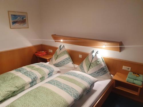 弗拉绍Appartements Winter Anita的双床间设有2张单人床。