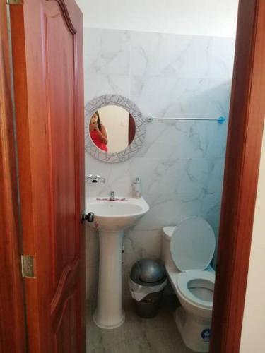 马查拉Suite de lujo totalmente independiente的一间带水槽、卫生间和镜子的浴室