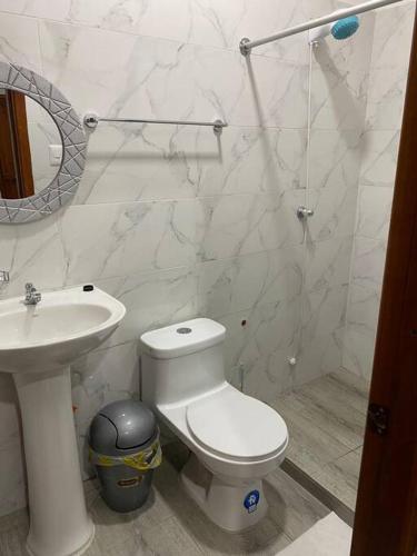马查拉Suite de lujo totalmente independiente的白色的浴室设有卫生间和水槽。