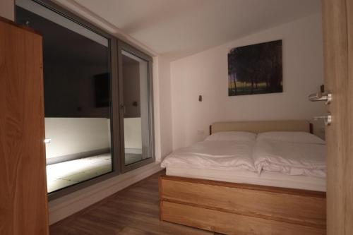 赫拉德茨 - 克拉洛韦Střešní apartmán s terasou的一间卧室设有一张床和一个大窗户