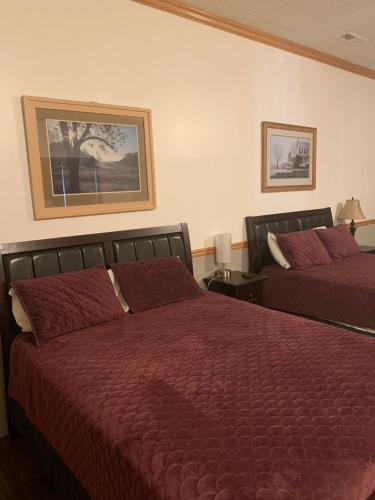 Hildale锡安最受欢迎的酒店的酒店客房 - 带两张红色棉被的床