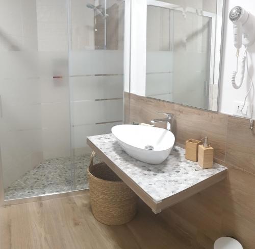 维罗纳B&B La casa di Ale的一个带碗水槽的柜台浴室