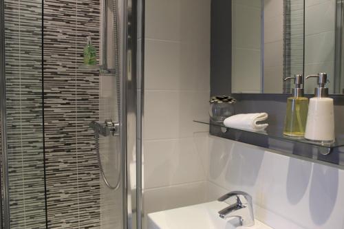 米德尔顿因蒂斯代尔The Hill B&B的带淋浴、盥洗盆和镜子的浴室