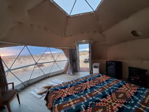 二十九棕榈村The Kosmic Tortoise的沙漠景客房的一张床位