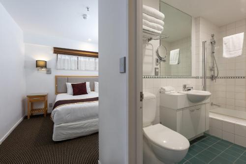 菲诺酒店及套房 的一间浴室