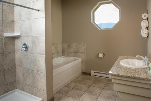萨蒙阿姆希尔拓普酒店 - 鲑鱼湾的带淋浴、浴缸和盥洗盆的浴室