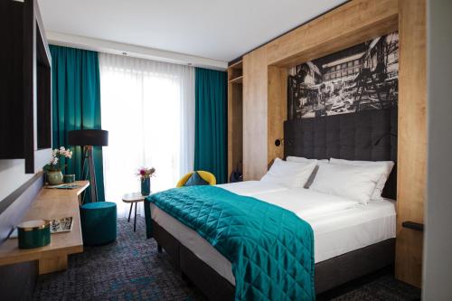 古梅尔斯巴赫Das Steinmüller Hotel的酒店客房,配有一张带绿毯的床