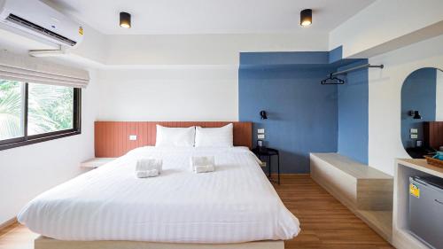 闵埔丽Saffron Hill Minburi的卧室配有一张白色大床和电视。
