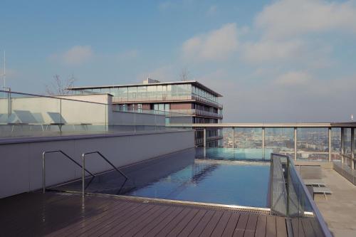 维也纳Triiiple Suites Level 22 mit Balkon und Tiefgarage的建筑物屋顶上的游泳池