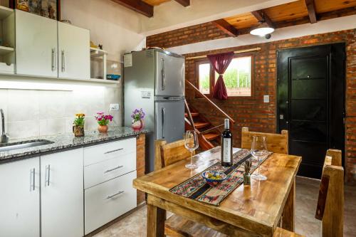 埃博森Las del Tatu的厨房配有木桌和冰箱。