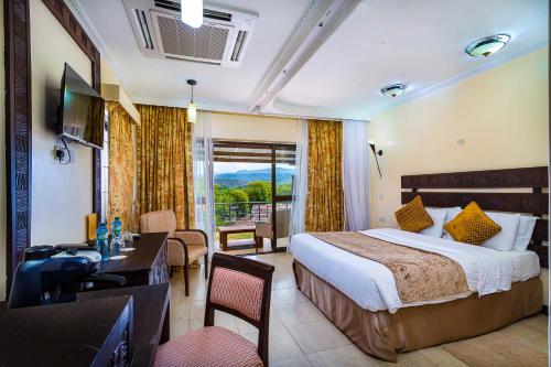 Marigat柏哥利亚湖Spa度假酒店的配有一张床和一张书桌的酒店客房