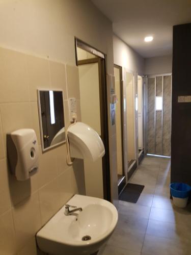 吉隆坡游记旅舍的浴室设有白色水槽和镜子