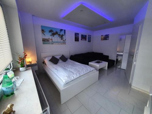 帕德博恩Miami Apartment的一间卧室配有一张床和紫色灯