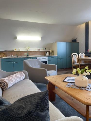 奥泊维森塔尔Ferienhaus Freitag的客厅配有蓝色橱柜和桌子