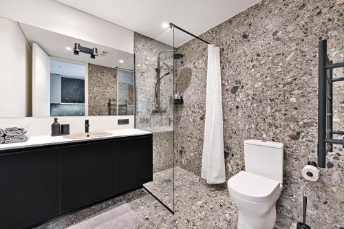 考纳斯Jacuzzi Cinema loft的浴室配有卫生间、盥洗盆和淋浴。