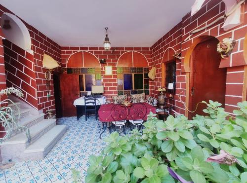 穆莱伊德里斯Kasabah Senhaji的红砖房,配有桌椅