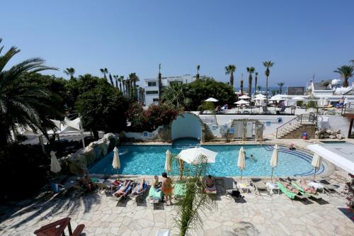 帕福斯中央狄俄尼索斯酒店的享有度假村游泳池的景致。
