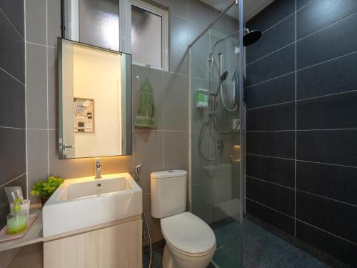新山Seaview condo near RF Mall, Food Court & Free Netflix的浴室配有卫生间、盥洗盆和淋浴。