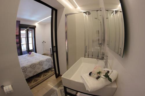 阿尔卡拉德荷那利斯FP HOTELs的一间带水槽和镜子的浴室以及一张床