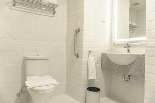 占碑市Yello Hotel Jambi的白色的浴室设有卫生间和水槽。