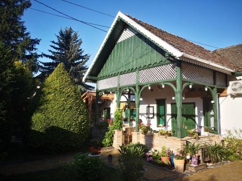 KismarosVeranda Vendégház的绿色屋顶的房子