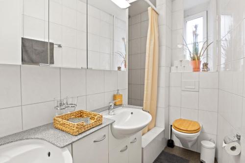 卢塞恩Modern & Central Apartments的白色的浴室设有浴缸、水槽和卫生间。