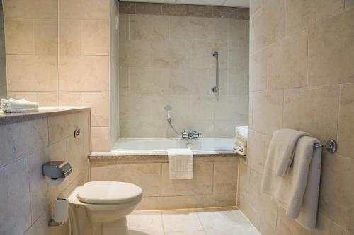 利物浦皇冠假日利物浦市中心酒店的一间带卫生间和浴缸的浴室