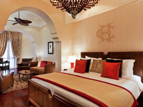 阿斯旺老卡塔拉特索菲特尔传奇酒店的一间带大床的卧室和一间客厅