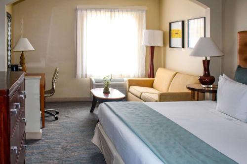 优质瑞尔圣何塞酒店客房内的一张或多张床位