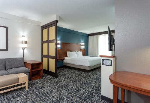 哥伦布北哥伦布凯悦普雷斯酒店的酒店客房,配有床和沙发
