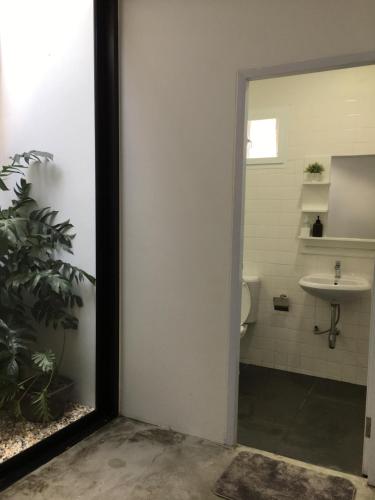 巴吞他尼เจริญพาณิชย์ รูมส์的一间带卫生间和水槽的浴室