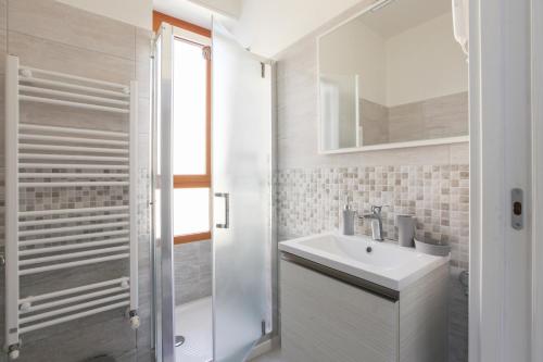米兰DADA 2bd App - nuovo in CENTRO zona Navigli的白色的浴室设有水槽和淋浴。