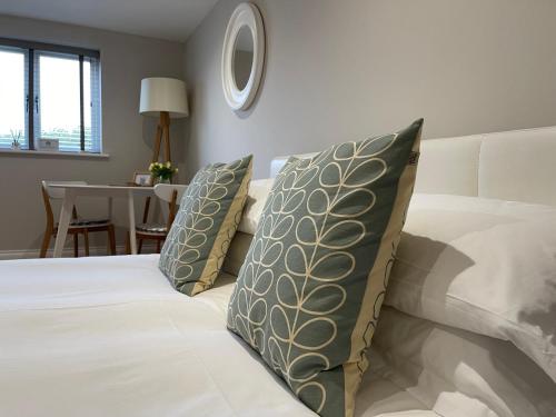 圣艾夫斯弗兹克罗夫特12号住宿加早餐旅馆的一间卧室配有一张带枕头和桌子的床