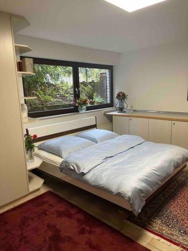 杜塞尔多夫Schöne ruhige Wohnung (42qm) in Messenähe!的窗户客房内的一张床位