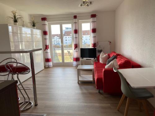 辛根Apartment- Singen Überlinger Straße的客厅配有红色沙发和电视