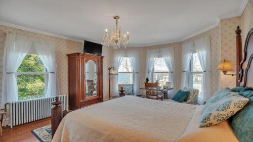 Solomons Victorian Inn客房内的一张或多张床位