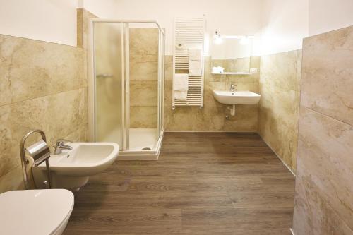 特雷维索家庭中心旅馆的浴室配有卫生间、盥洗盆和淋浴。