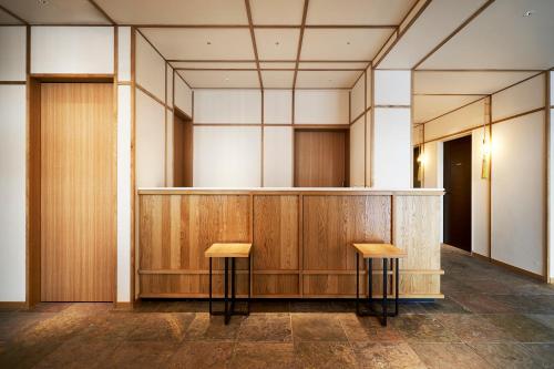 京都Tassel Inn Kyoto Kawaramachi Nijo的审判室,在讲台前有两把凳子