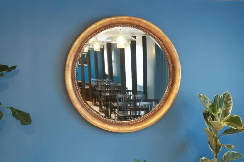 阿蒂斯蒙斯奥利高级酒店的挂在蓝色墙上的镜子