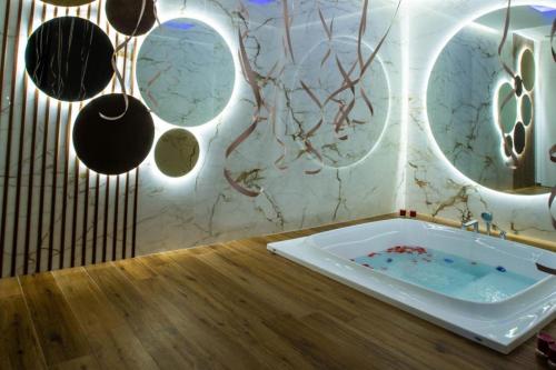 巴里B&B Villa Grace的浴室配有浴缸和墙上的镜子