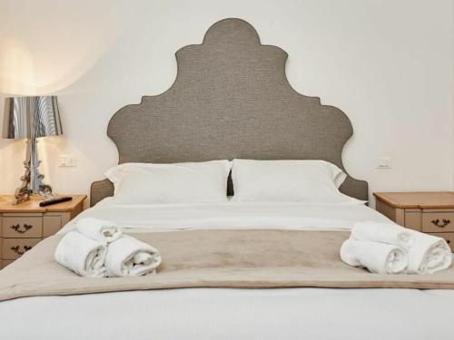 米兰Vallazze Luxury的一间卧室配有一张大床和毛巾