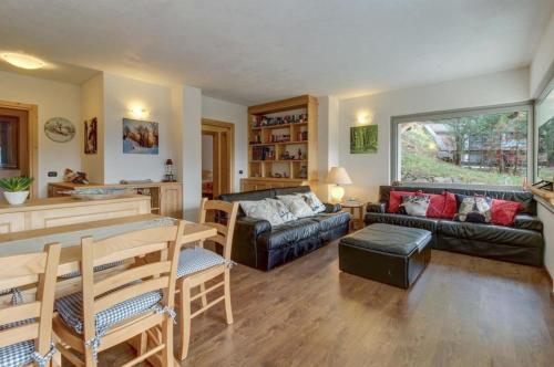 博尔米奥Residence La Contea的客厅配有沙发和桌子